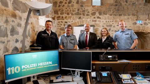 Besuch der Hessentagswache, v.l. Polizeiführer Hartmut Konze, Leiter der Hessentagswache PHK Kessler, Innenminister Roman Poseck, POKin Otte und PHK Lampe Personen stehen nebeneinander und schauen in die Kamera: v.l. Polizeiführer Hartmut Konze, Leiter der Hessentagswache PHK Kessler, Innenminister Roman Poseck, POKin Otte und PHK Lampe