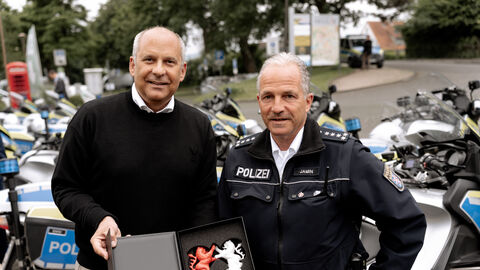 Verabschiedung des EPHK Jamin, Leiter der Kradstaffel Innenminister Roman Poseck und Jamin, Leiter der Kradstaffel
