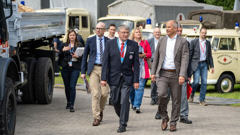Jürgen Christmann und Innenminister Roman Poseck Jürgen Christmann und Innenminister Roman Poseck laufen über einen Platz