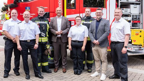 Freiwillige Feuerwehr Lollar Innenminister Roman Poseck unter anderem mit Bürgermeister Jan-Erik Dort und Mitgliedern der Freiwilligen Feuerwehr Lollar vor Feuerwehrfahrzeug