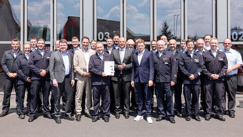 Innenminister Roman Poseck zeichnet FFW Taunusstein-Hahn als „Feuerwehr des Monats Juni 2024“ aus.