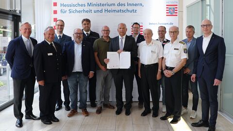 Innenminister Roman Poseck mit Vertretern aus allen Bereichen der Einsatzkräfte.