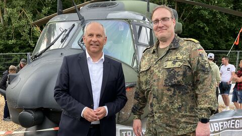 Innenminister Roman Poseck, Brigadegeneral Bernd Stöckmann Innenminister Roman Poseck und Brigadegeneral Bernd Stöckmann stehen vor einem Hubschrauber.