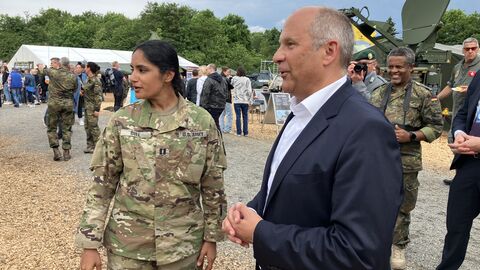 Captain Gill (U.S. Army) und Innenminister Roman Poseck auf dem Platz der Bundeswehr Captain Gill (U.S. Army) und Innenminister Roman Poseck auf dem Platz der Bundeswehr