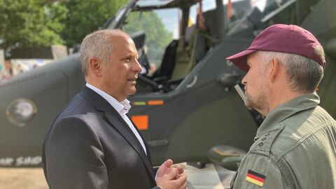 Innenminister Roman Poseck im Gespräch vor einem Kampfhubschrauber Innenminister Roman Poseck im Gespräch vor einem Kampfhubschrauber.