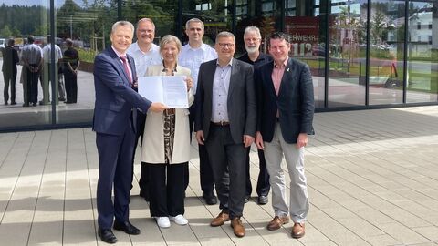 (v. l.) Staatssekretär Martin Rößler, Kreisbrandinspektor Mario Binsch, Landrätin Anita Schneider, Jörg Keil (stv. Leiter des Amtes für Brand- und Bevölkerungsschutz der Stadt Gießen), Gießens Oberbürgermeister Frank-Tilo Becher, Thomas Kreuder (stv. Fachdienstleiter Gefahrenabwehr des Landkreises Gießen) und Lars Burkhard Steinz, Bürgermeister der Gemeinde Heuchelheim und Vorsitzender der Bürgermeister-Kreisversammlung des Landkreises Gießen. 