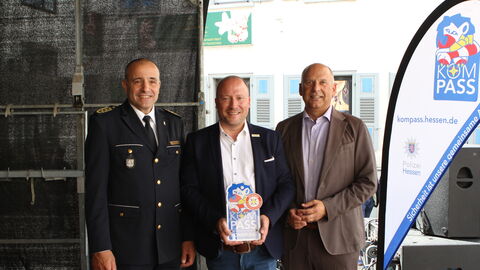 Polizeipräsident Björn Gutzeit, Bürgermeister Manuel Feick und Innenminister Roman Poseck blicken in Kamera