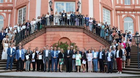 Innenminister Roman Poseck mit den Vertretern der Landesdienststellen, Hochschulen und Verwaltungen aus Land und Kommunen.