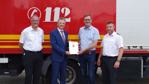 v.li.: Mario Binsch (Kreisbrandinspektor LK Gießen), Staatssekretär Martin Rößler, Dietmar Kromm, Jan Feldbusch (Gemeindebrandinspektor)