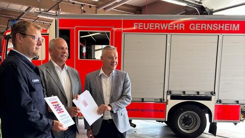 v.l.n.r. Stadtbrandinspektor Tobias Bornhofen, Innenminister Roman Poseck und Bürgermeister Peter Burger