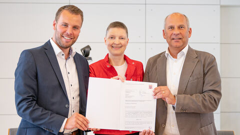 Bürgermeister David Rendel, Leiterin IKZ-Lenkungsgruppe Marion Götz, Innenminister Roman Poseck