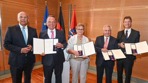 Innenminister Roman Poseck, Ulrich Neeb, Monika Pfeiffer-Hartmann, Werner Jung, Tobias Dillmann in der Staatskanzlei