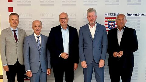 Innenminister Roman Poseck im Gespräch mit den Spitzen der hessischen Sicherheitsbehörden