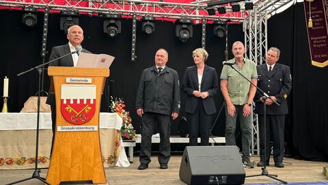 100 Jahre Freiwillige Feuerwehr Großkrotzenburg Innenminister Roman Poseck unter anderem mit Bürgermeisterin Theresa Neumann und Gemeindebrandinspektor Michael Thieroff auf der Bühne