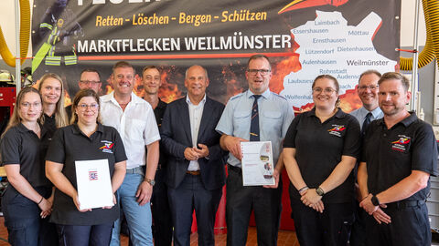 Feuerwehr des Monats Mai 2024 Roman Poseck mit Mitgliedern der Freiwilligen Feuerwehr Weilmünster