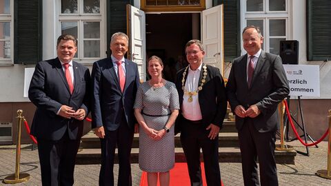 Innenstaatssekretär Martin Rößler mit Stadtverordnetenvorsteherin Christine Wagner, Landrat Oliver Quilling, Bürgermeister Dirk Gene Hagelstein und dem ersten Stadtrat Stefan Schmitt  Innenstaatssekretär Martin Rößler mit Stadtverordnetenvorsteherin Christine Wagner, Landrat Oliver Quilling, Bürgermeister Dirk Gene Hagelstein und dem ersten Stadtrat Stefan Schmitt