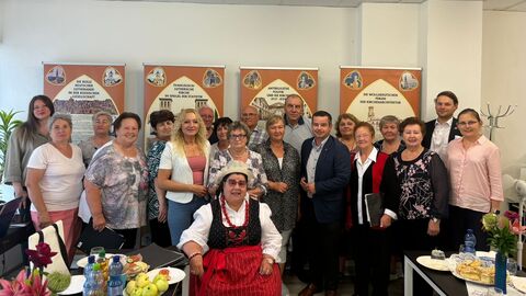 Andreas Hofmeister gemeinsam mit einer Gruppe weiterer Personen zum Gruppenfoto aufgestellt.