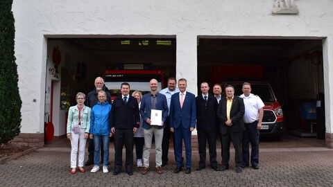 Staatssekretär Martin Rößler u.a. mit Bürgermeister Victor Röder, Gemeindebrandinspektor Tobias Imkeller und dem Landtagsabgeordneten Michael Reul