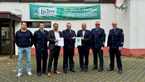 Innenminister Poseck gemeinsam mit dem Bürgermeister von Langgöns Marius Reusch sowie weiteren Beteiligten der Freiwilligen Feuerwehr.