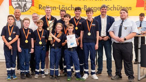 Jugendfeuerwehren Bad Vilbel Gronau Innenminister Roman Poseck mit der Siegermannschaft der Jugendfeuerwehren