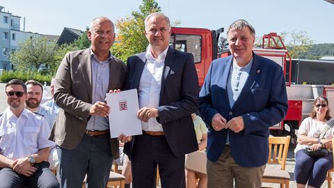 Neues Löschfahrzeug für Usingen Innenminister Roman Poseck mit Bürgermeister Steffen Wernard und Holger Bellino Mitglied des Hessischen Landtags. Im Hintergrund steht das neue Löschfahrzeug.