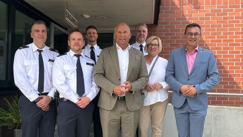 Innenminister Roman Poseck mit MdL Alexander Bauer, Abgeordnete Birgit Heitland, PVP Dirk Fornoff, kommissarischer Leiter der Polizeidirektion Benjamin Henne, Mitglied der Führungsgruppe Bergstraße Johannes Hofmann,  stellvertretender Dienststellenleiter der Polizeistation Heppenheim André Förster 
