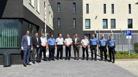 Innenminister Roman Poseck u.a. mit Polizeipräsident Konrad Stelzenbach und dem Leiter Revier Ost, EPHK Jörg Steiner