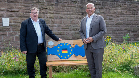 Innenminister Roman Poseck zusammen mit Regierungspräsident Mark Weinmeister