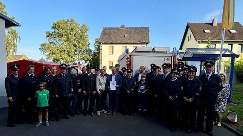 Innenminister Poseck mit Mitgliedern der Freiwilligen Feuerwehr Dornburg zum Gruppenfoto aufgestellt.