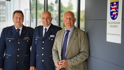 v.l.n.r. Leiter der AHE Gerhard Enders, Polizeipräsident des Polizeipräsidiums Südhessen Björn Gutzeit, Innenminister Roman Poseck