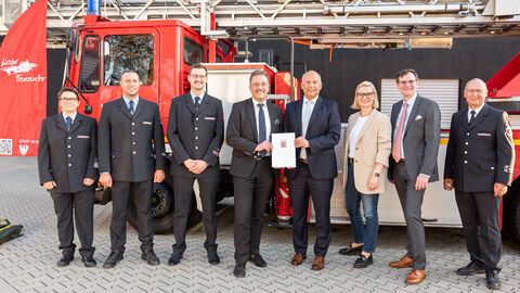 Innenminister Roman Poseck, Oberbürgermeister Manfred Wagner, Landtagsabgeordnete Cirsten Kunz-Strueder mit Einsatzkräften der Feuerwehr Wetzlar vor neuem Einsatzfahrzeug