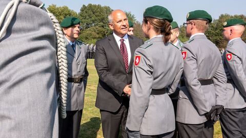 : Innenminister Roman Poseck beim Gelöbnis des Jägerbataillons 1 in Schwarzenborn mit Soldatinnen und Soldaten