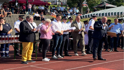 Innenminister Roman Poseck auf Sportplatz gemeinsam beim hessischen Feuerwehr Leistungsübung und dem Landesentscheid der Hessischen Jugendfeuerwehren in Alsfeld