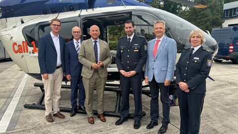 v.l.n.r. MdL Hartmut Honka, Landespolizeipräsident Robert Schäfer, Innenminister Roman Poseck, Leiter der Polizeifliegerstaffel Hessen Moritz von Zezschwitz, Staatssekretär Martin Rößler und Vizepräsidentin des HPEs Kathrin Rahn 