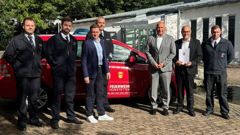 Bescheidübergabe Feuerwehrhaus Oberlibbach Innenminister Roman Poseck unter anderem mit Landtagsabgeordneten André Stolz und Bürgermeister Jan Kraus vor Feuweherauto