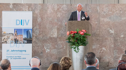 Innenminister Roman Poseck hält Grußwort auf Bühne in Paulskirche