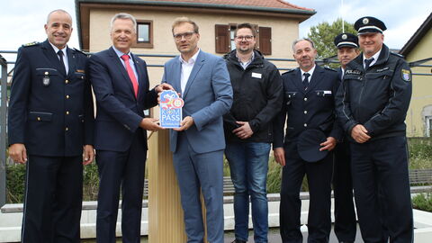 Staatsekretär Martin Rößler überreicht Bürgermeister Sebastian Bubenzer das KOMPASS-Siegel 