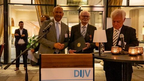 Innenminister Roman Poseck überreicht Lothar Scholz Verdienstorden