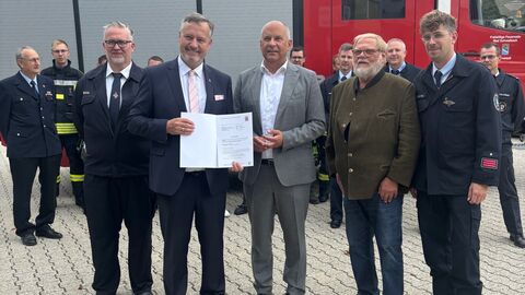 Innenminister Roman Poseck mit Bürgermeister Markus Oberndörfer und Einsatzkräften vor Einsatzfahrzeug