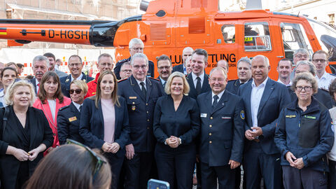 2. Bevölkerungsschutztag  : Bundesinnenministerin Nancy Faeser, Innenminister Roman Poseck, Landtagspräsidentin Astrid Wallmann, Oberbürgermeister Gert-Uwe Mende stehen gemeinsam mit Einsatzkräften vor Rettungshubschrauber
