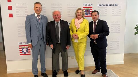 Vier Personen schauen in die Kamera.