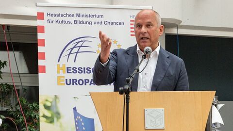 Grußwort Innenminister Demokratietag Wetzlar Minister Poseck steht an einem Rednerpult und spricht. Im Hintergrund ein Aufsteller des Ministeriums für Kultus, Bildung und Chancen.