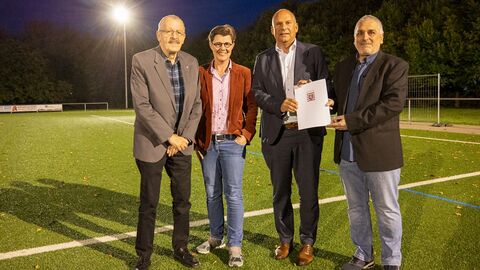 Vier Personen schauen in die Kamera.