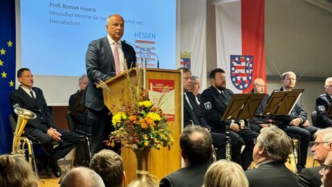 Innenminister Poseck steht an einem Rednerpult