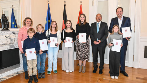 Ehrung Rettungstaten Innenminister Roman Poseck mit den Geehrten