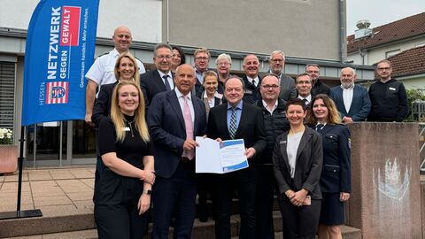 Gewalt-Sehen-Helfen Gemeinde Kaufungen Mehrere Personen stehen vor einem Gebäude auf einer Treppe zum Gruppenfoto aufgestellt.