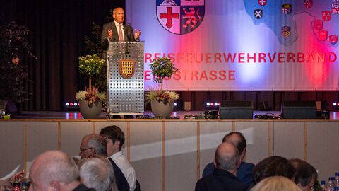 100 Jahre Kreisfeuerwehrverband Bergstraße  Roman Poseck spricht auf Bühne.