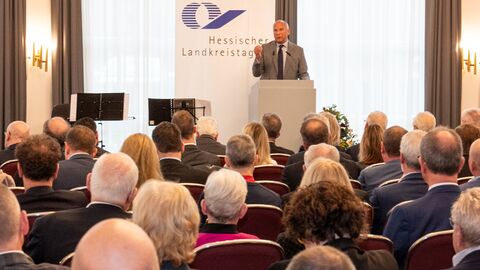 Poseck hält eine Rede vor Publikum.