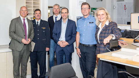 Innenminister Roman Poseck u.a. mit Polizeipräsident Torsten Krückemeier, KOR Torsten Werner und EPHK Christof Stark Fünf Männer und eine Frau stehen in einem Büro nebeneinander.