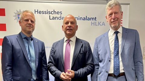 : Innenminister Roman Poseck mit dem Leiter der ZMWK Jörn Sippel und dem Präsidenten des Hessischen Landeskriminalamtes Andreas Röhrig